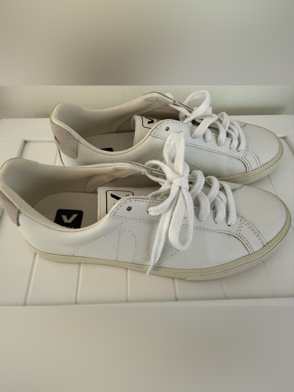 VEJA Women's White Leather Low-Top Sneakers US8 - Picture 2 of 5